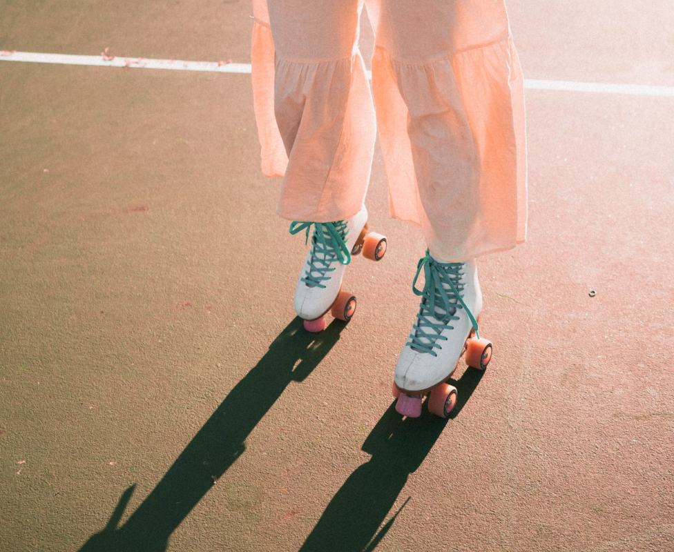 Uma pessoa andando de patins em uma quadra de patinação