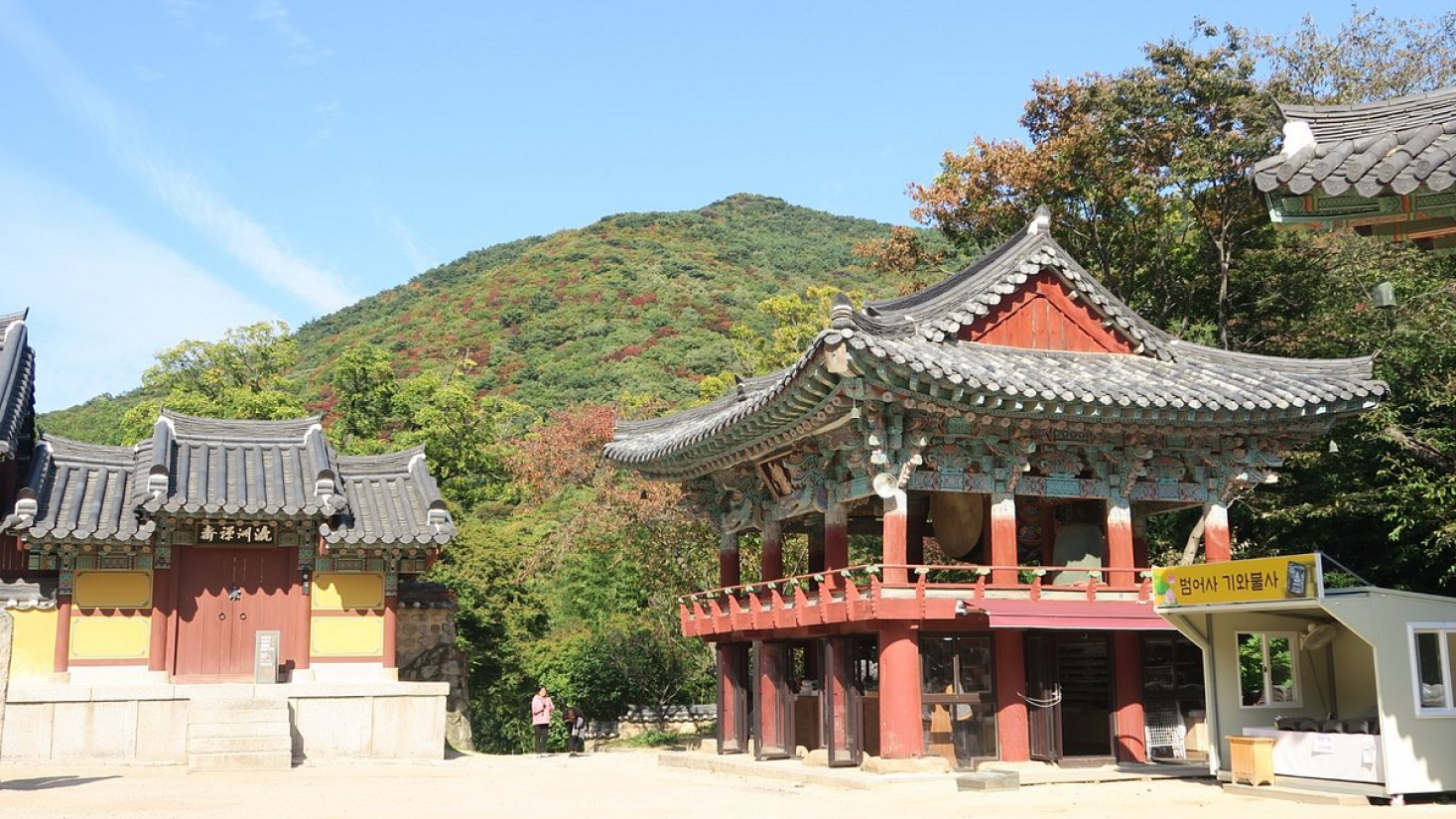 Região montanhosa e florestal, mostra construções com arquitetura oriental, representa muito bem a natureza e envolve as construções.
